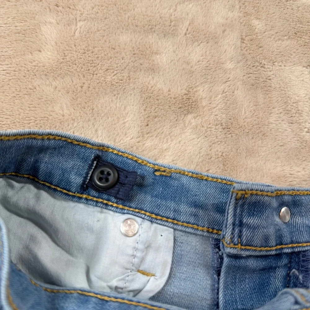 Signature by Levi Strauss Super Skinny Jean Womens 28 Light Wash Distressed Good